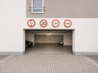 Ev.č. 00053-1 Nabízíme k pronájmu garážové stání o výměře 17
