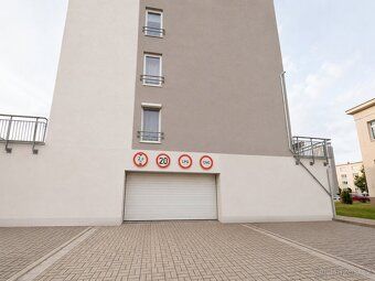 Ev.č. 00053-1 Nabízíme k pronájmu garážové stání o výměře 17