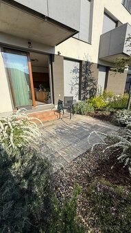 Nabízím k pronájmu luxusní byt 1+kk s předzahrádkou v atrakt