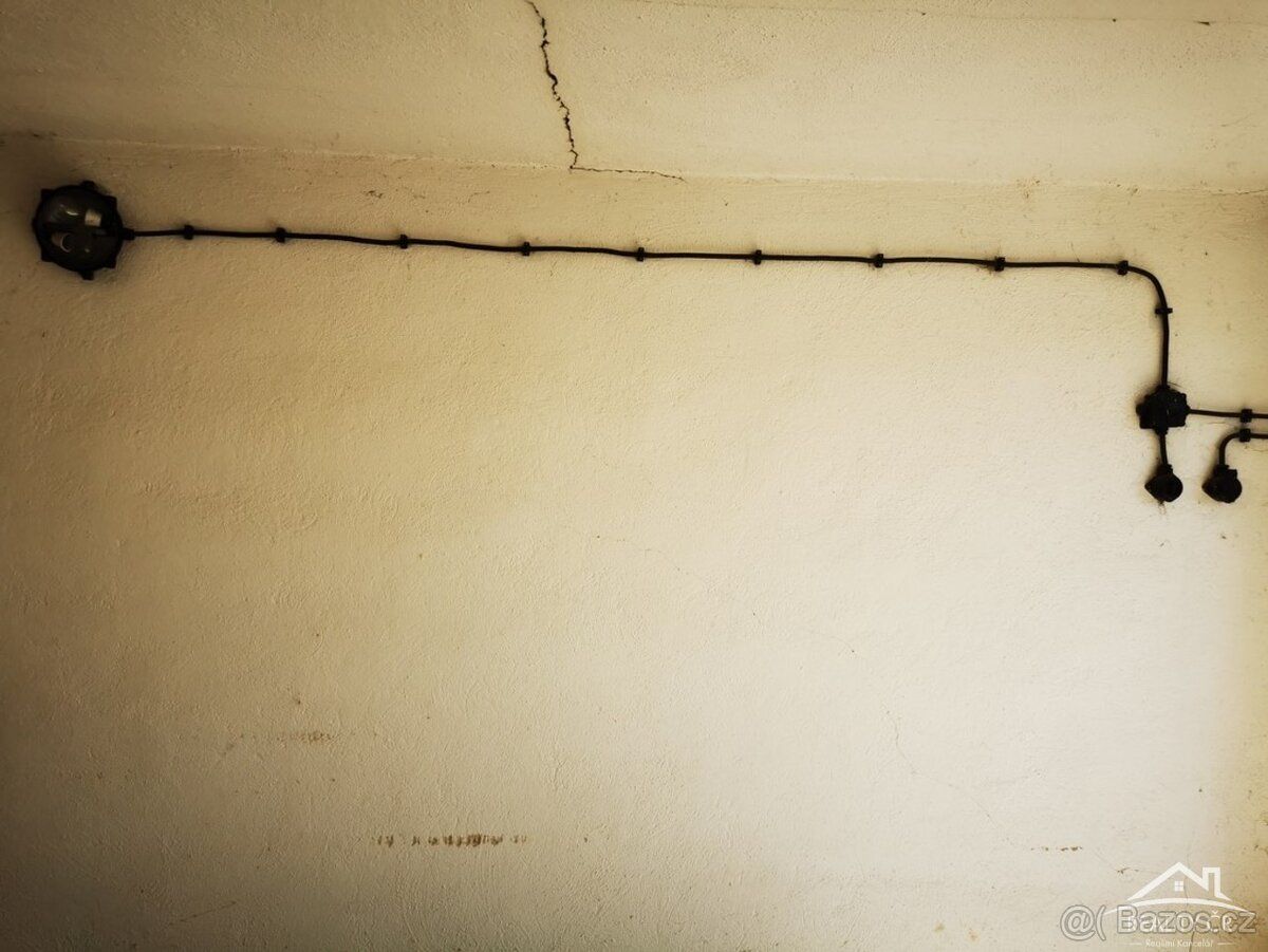 Pronájem suché garáže vrata průjezd výška 198cm šířka 240cm 