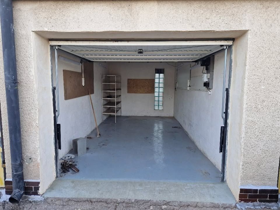 Nabízím k pronájmu velmi bezpečnou garáž o výměře 19 m², umí