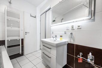 Prodej bytu 3+1, 68 m² + 2 sklepy, klidný vnitroblok, Brno –