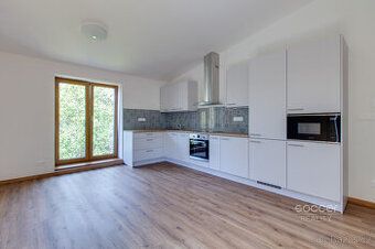 Byt 2+kk o velikosti 50 m² v rodinném domě v přízemí se samo