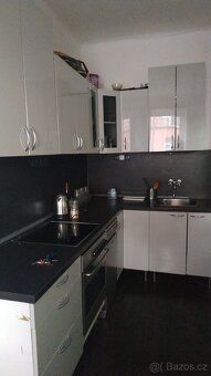 Byt 2+kk o velikosti 50 m² v rodinném domě v přízemí se samo