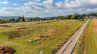 Hledáte jedinečný pozemek v klidné lokalitě, kde budete obkl