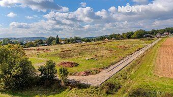 Hledáte jedinečný pozemek v klidné lokalitě, kde budete obkl
