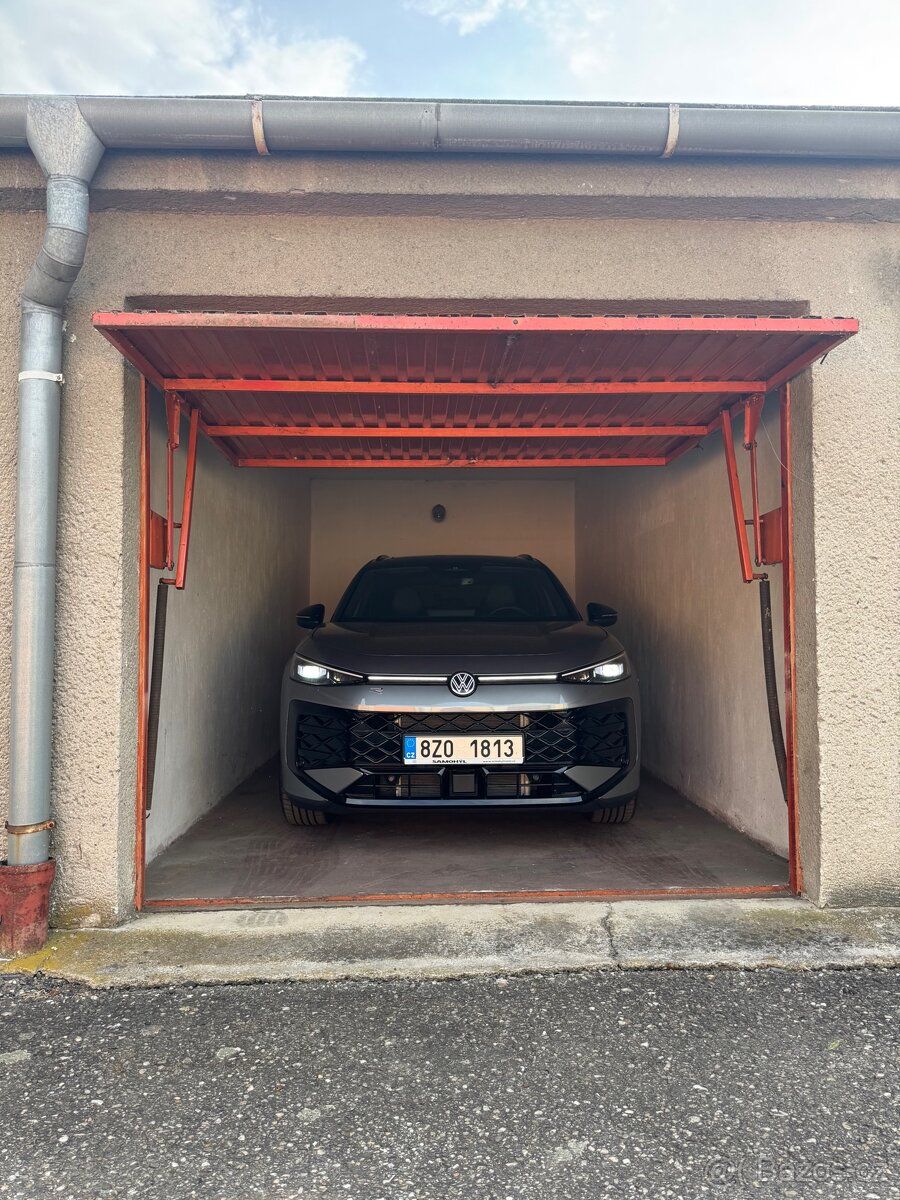 Prodám garáž o velikosti 18 m².
Garáž je udržovaná, funkční 