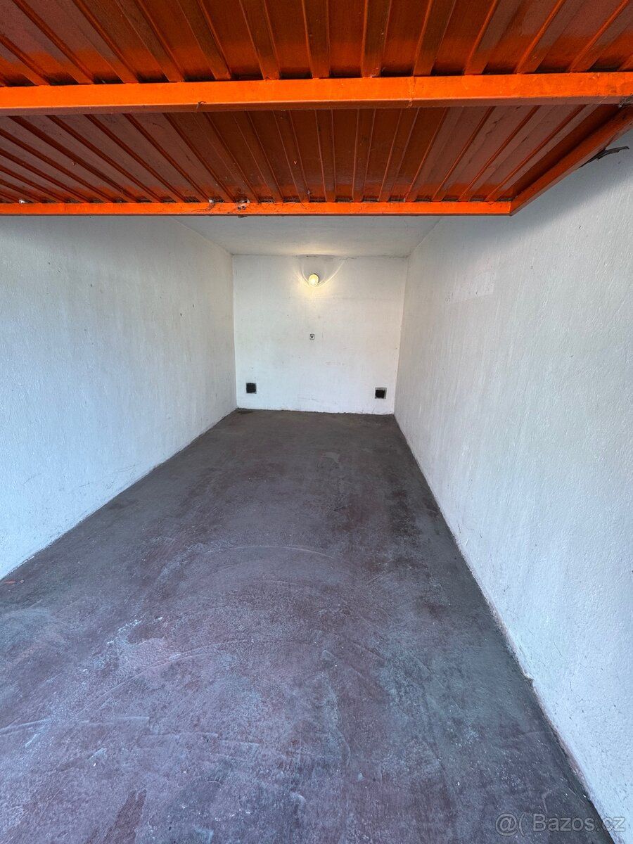 Prodám garáž o velikosti 18 m².
Garáž je udržovaná, funkční 