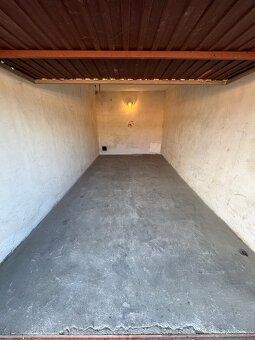 Prodám garáž o velikosti 18 m².
Garáž je udržovaná, funkční 