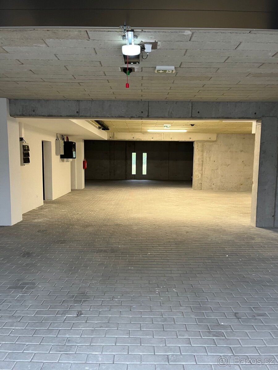 Nabízím k pronájmu kryté parkovací stání v novostavbě bytové