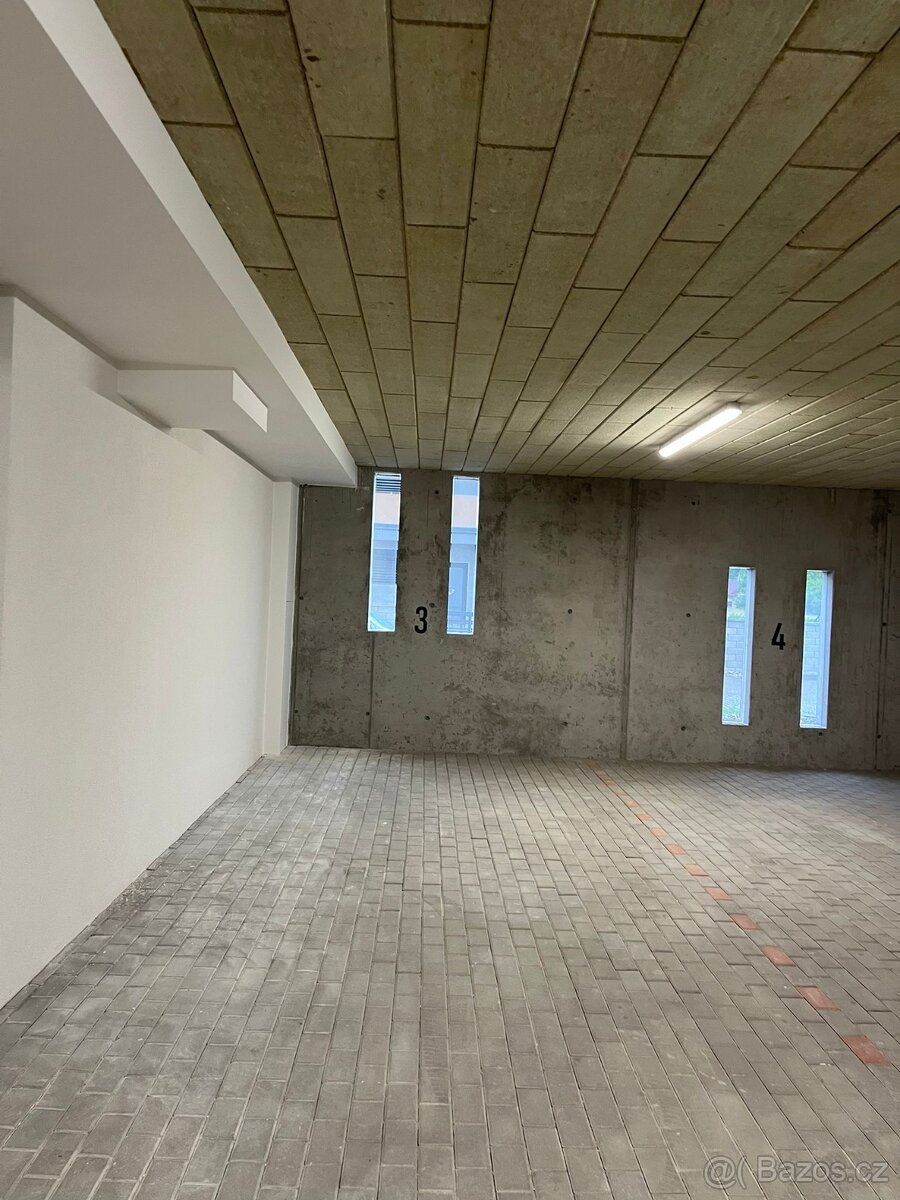 Nabízím k pronájmu kryté parkovací stání v novostavbě bytové