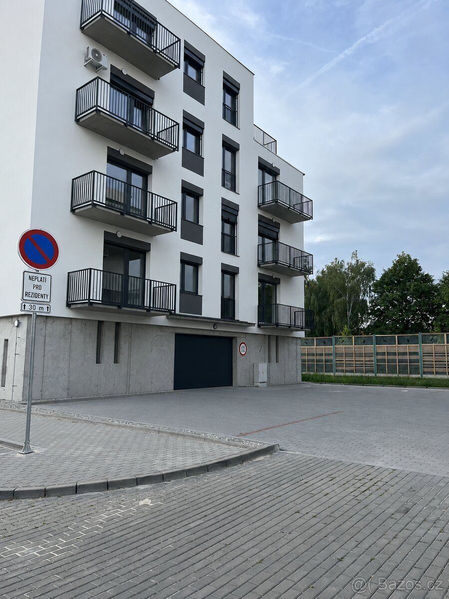 Nabízím k pronájmu kryté parkovací stání v novostavbě bytové