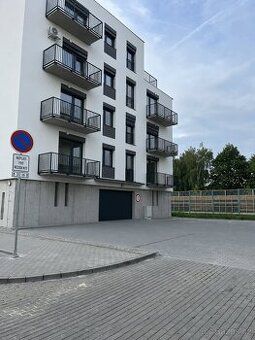 Nabízím k pronájmu kryté parkovací stání v novostavbě bytové