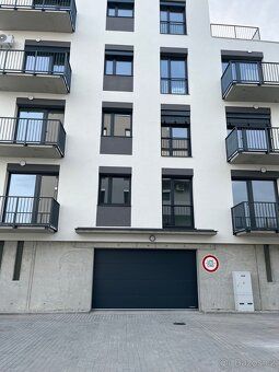 Nabízím k pronájmu kryté parkovací stání v novostavbě bytové