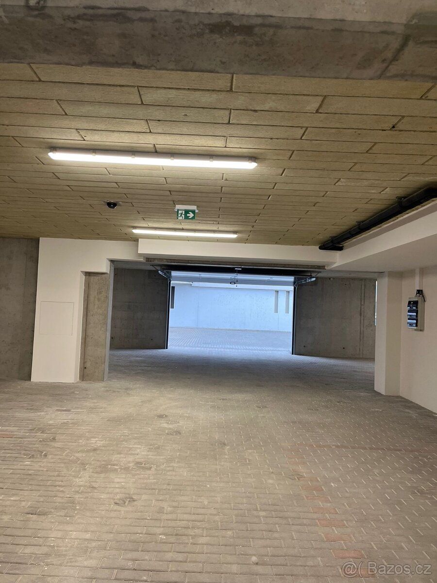Nabízím k pronájmu kryté parkovací stání v novostavbě bytové