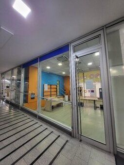 Nabízím k pronájmu křeslo v luxusním zavedeném barbershopu v