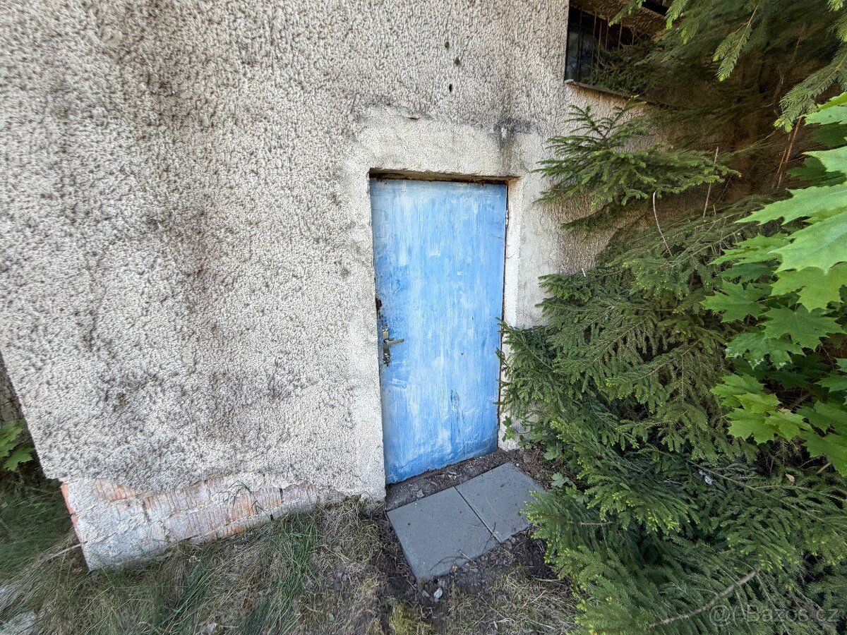 Nabízím k pronájmu garáž/sklad rozloze 60 m², umístěnou v ci
