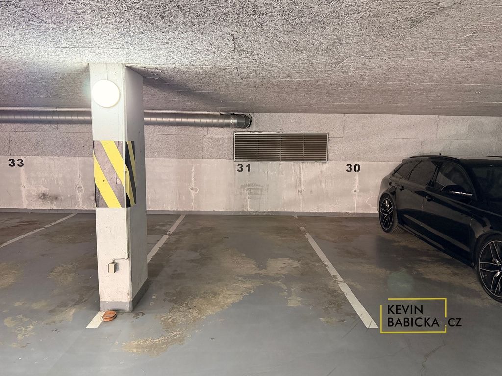 Ve výhradním zastoupení majitele nabízíme k pronájmu garážov