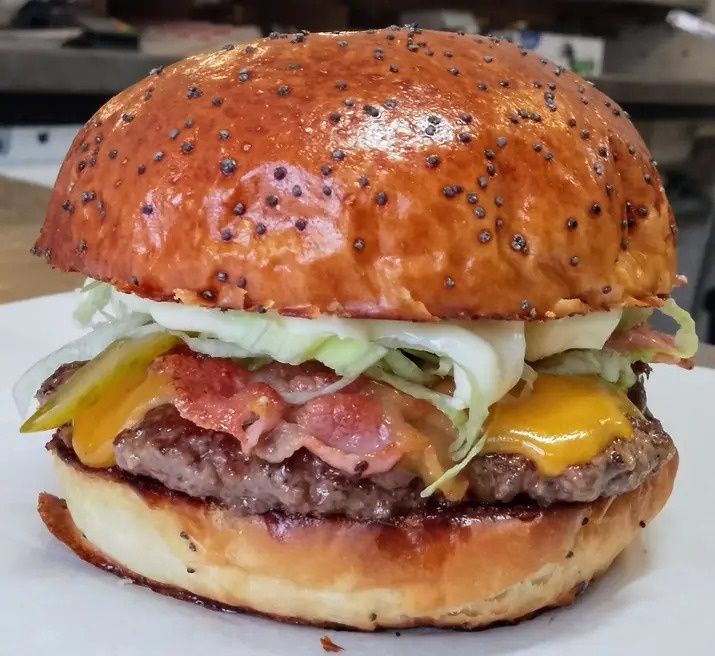 Přenechání zavedeného bistra El Burger ve Velkém Meziříčí
Po