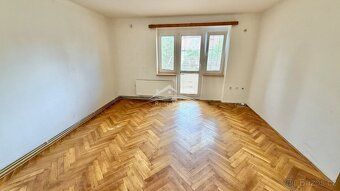 Nabízíme k pronájmu prostorný zděný byt o dispozici 2+1 a ce