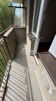 Nabízíme k pronájmu prostorný zděný byt o dispozici 2+1 a ce