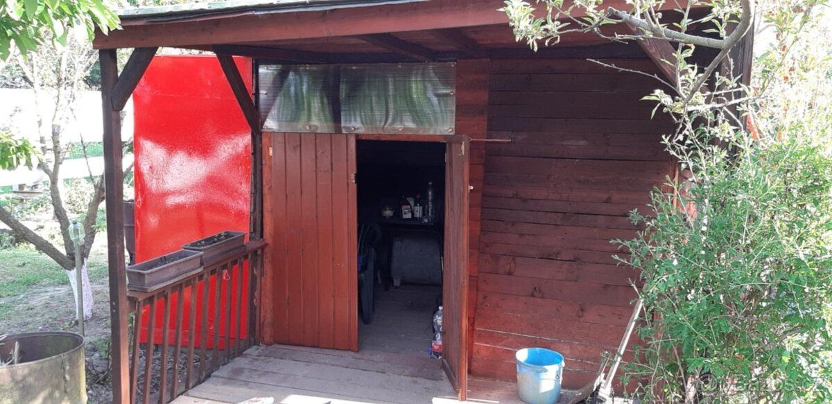 Prodám zahradu v Napajedlích 800m2.Pergola,ovocné stromy, st