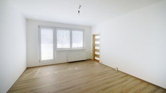 Nabízíme k prodeji prostorný světlý byt 3+1 s lodžií po přes