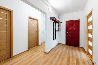 Nabízíme k prodeji prostorný světlý byt 3+1 s lodžií po přes