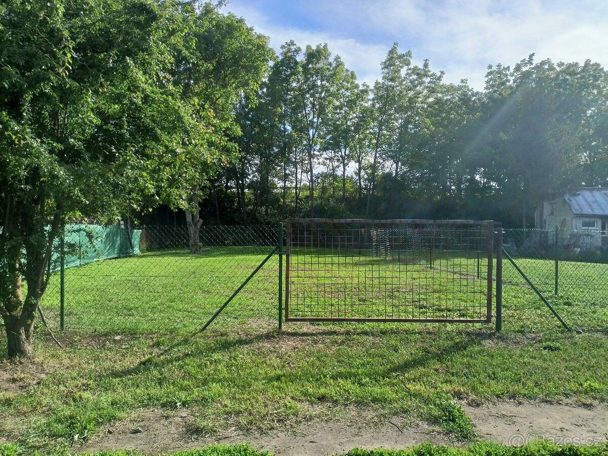 Pronajmu zahradu o velikosti 350m2. Zahrada se nachází v obc