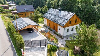 Novostavba podsklepené nízkoenergetické horské chaty v koute