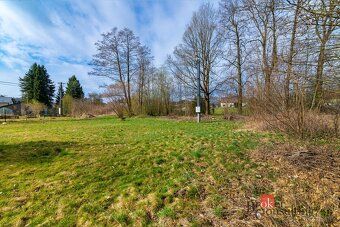 Slunný stavební pozemek 1 655 m² na břehu říčky v Kunraticíc