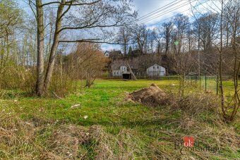 Slunný stavební pozemek 1 655 m² na břehu říčky v Kunraticíc