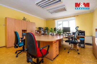 Nabízíme k prodeji prostornou nemovitost v obci Oskořínek, o