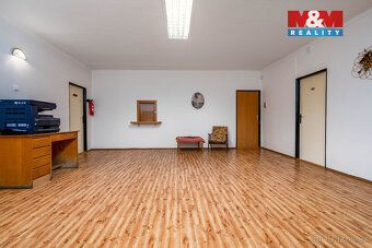 Nabízíme k prodeji prostornou nemovitost v obci Oskořínek, o
