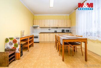 Nabízíme k prodeji prostornou nemovitost v obci Oskořínek, o