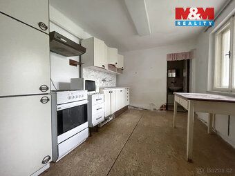 Nabízíme k prodeji rodinný dům v obci Kožušice s podlahovou 