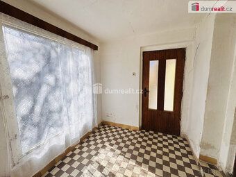 cena k jednání, Původní zemědělská usedlost postavená kolem 