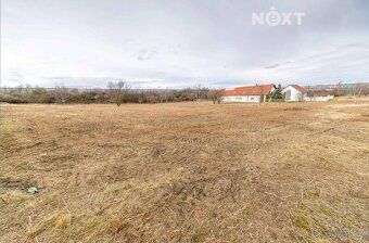 Nabízíme k prodeji soubor dvou navazujících pozemků o celkov