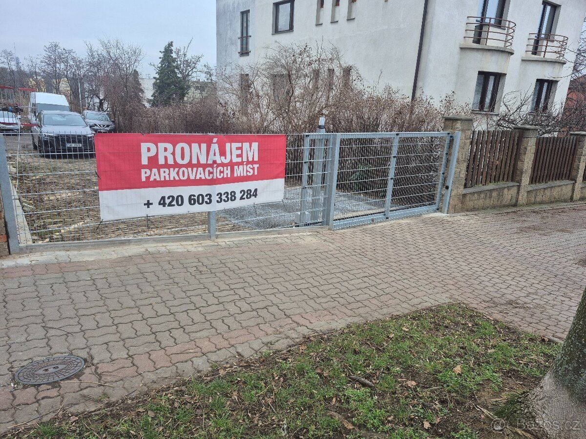 Pronajmu parkovací stání ve dvoře činžovní vilky. Ulice Baar