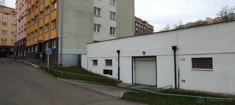 Pronajmu parkovací stání ve dvoře činžovní vilky. Ulice Baar