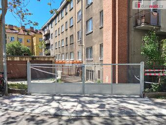 Pronajmu parkovací stání ve dvoře činžovní vilky. Ulice Baar
