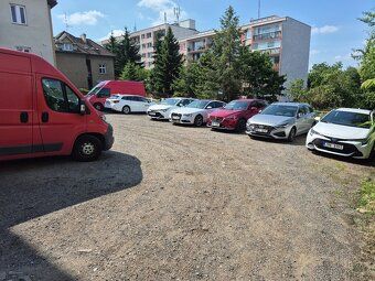 Pronajmu parkovací stání ve dvoře činžovní vilky. Ulice Baar