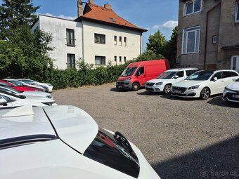 Pronajmu parkovací stání ve dvoře činžovní vilky. Ulice Baar