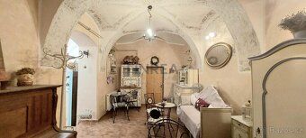 Nabízíme prodej rodinného domu s romantickou kavárnou ve sty