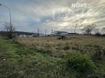 Pozemky o celkové výměře 4 381 m² určené pro hospodaření se 