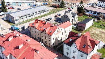 Procházky po klidných uličkách, zeleň za okny a veškerá obča