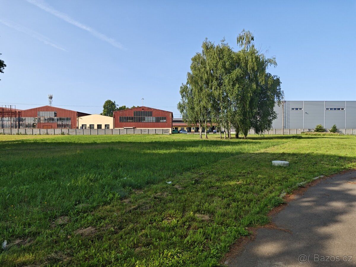 Nabízím k dlouhodobému pronájmu zatravněný pozemek o rozloze