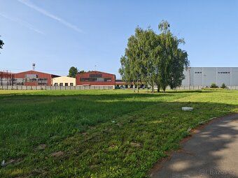 Nabízím k dlouhodobému pronájmu zatravněný pozemek o rozloze