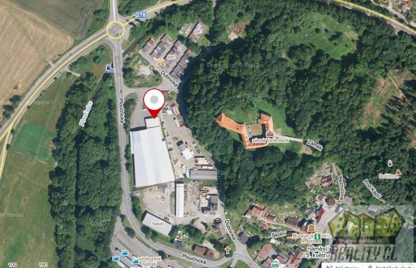 Pozemek obdélníkového tvaru má rovinný terén a je umístěn u 