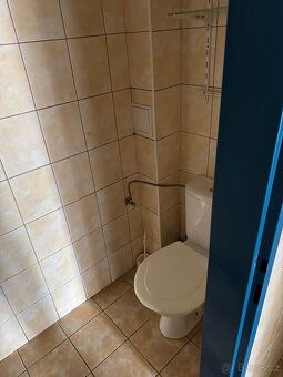 Pronajmu sklad / prodejna v průmyslové zóně na ulici Železni